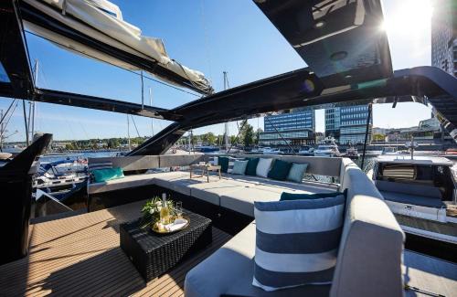 Salsa in the Streets of Havana luxury-floating-penthous-do-honduras-bc-14581568-3