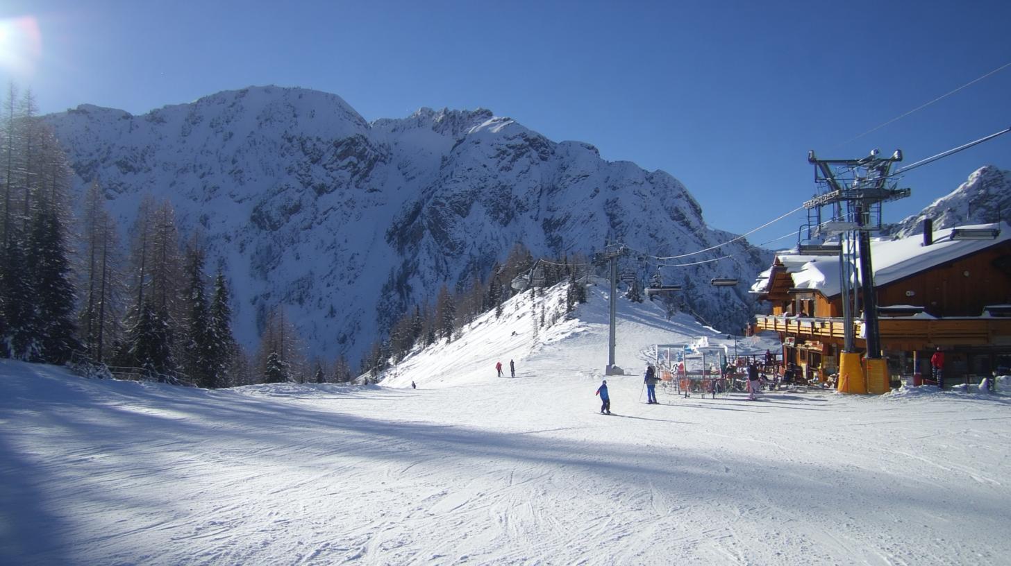 netli-07461-httpssmjrunqxbpsr9eqpu-skiers-leaving-a-luxury-4f12ff76-b865-4551-b469-fceb15e65f6c-2