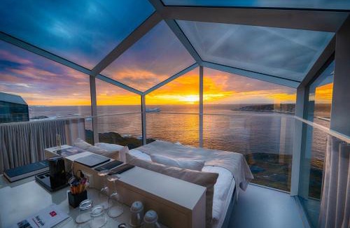 Serene wellness retreat in Greenland with a tranquil spa, inviting relaxation in a stunning natural setting. hotel-arctic-gl-ilulissat-bc-411190-4