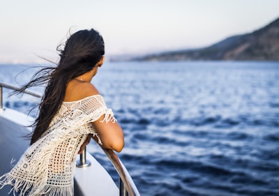woman on the boat watching the sea