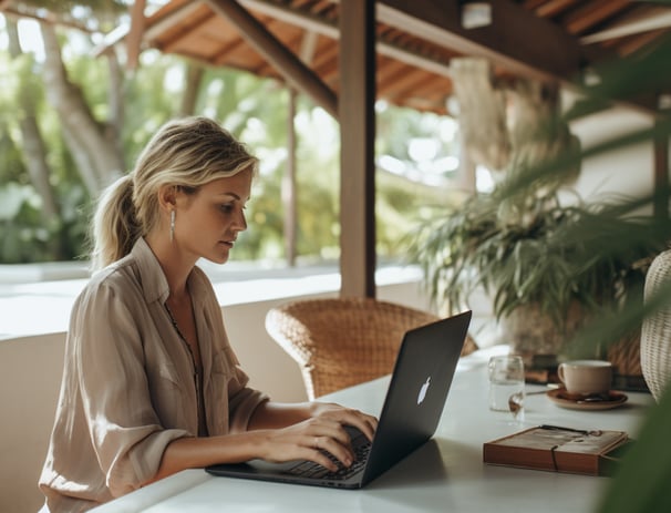 lady tourist browsing for villas lady tourist browsing for villas