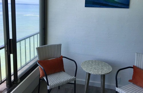 Oceanfront Studio Apartment in Lahaina indoor view 3